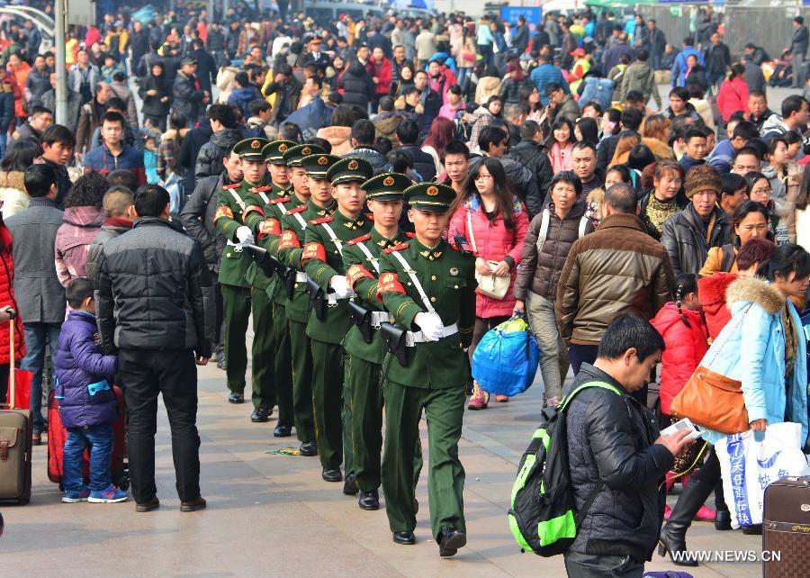 الشرطة المسلحة الصينية تحمي وسائل النقل اثناء ذروة السفر للاحتفال بعيد الربيع