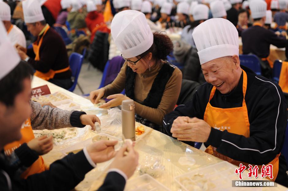 3687 شخصا يحطمون الرقم القياسي في صنع شطائر "الجياوزي" الصيني