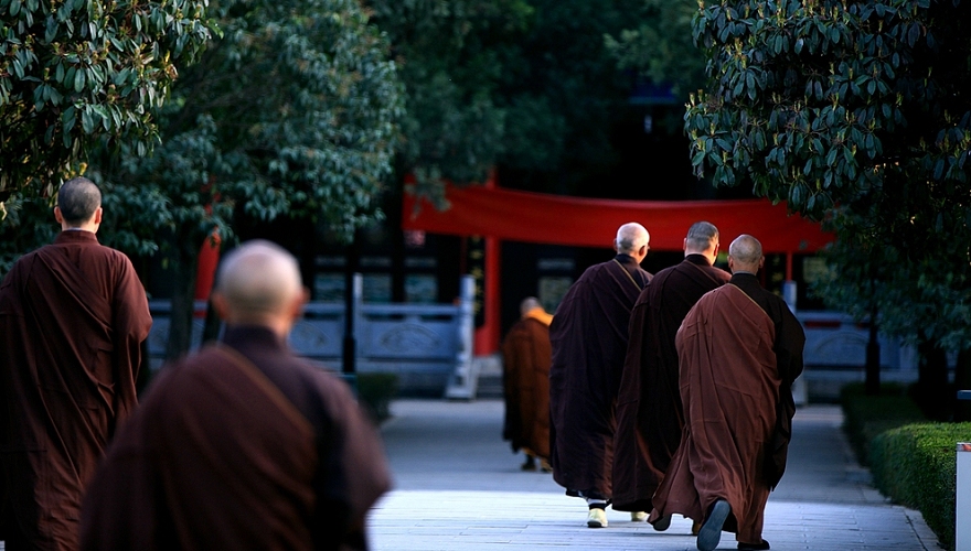 التمتع بأغنية بوذية في معبد شيانغ جي