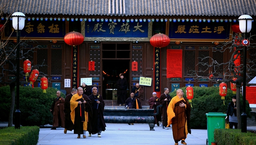 التمتع بأغنية بوذية في معبد شيانغ جي
