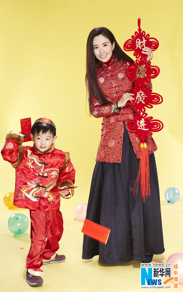 يانغ تونغ شو تلتقط صورا مع ابنها في مناسبة عيد الربيع