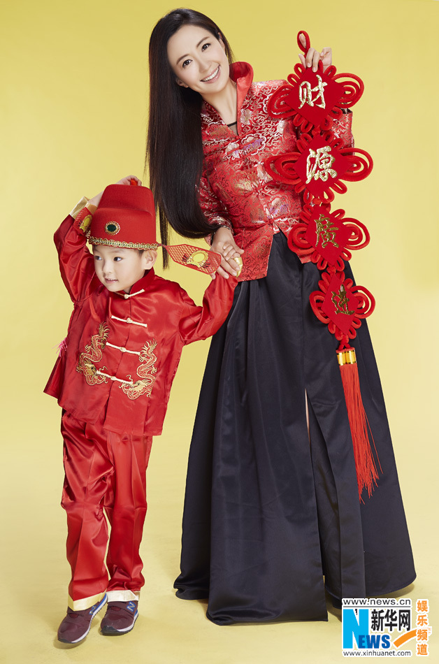 يانغ تونغ شو تلتقط صورا مع ابنها في مناسبة عيد الربيع