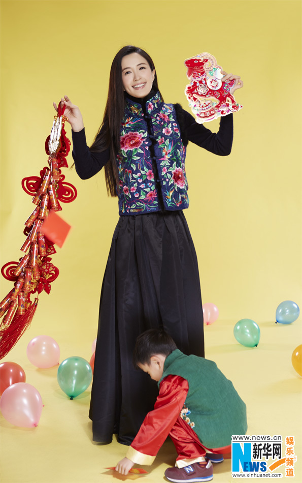 يانغ تونغ شو تلتقط صورا مع ابنها في مناسبة عيد الربيع