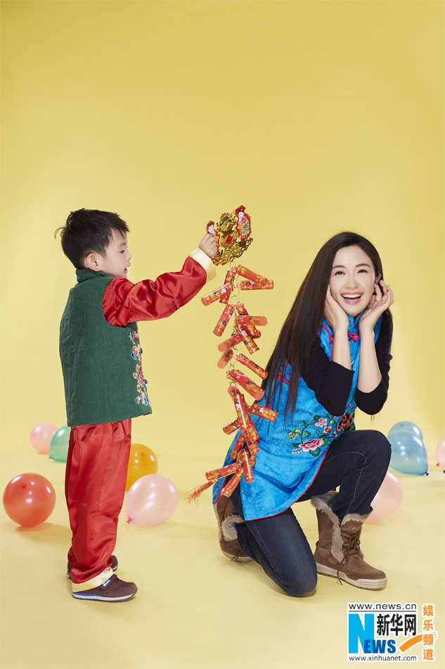 يانغ تونغ شو تلتقط صورا مع ابنها في مناسبة عيد الربيع