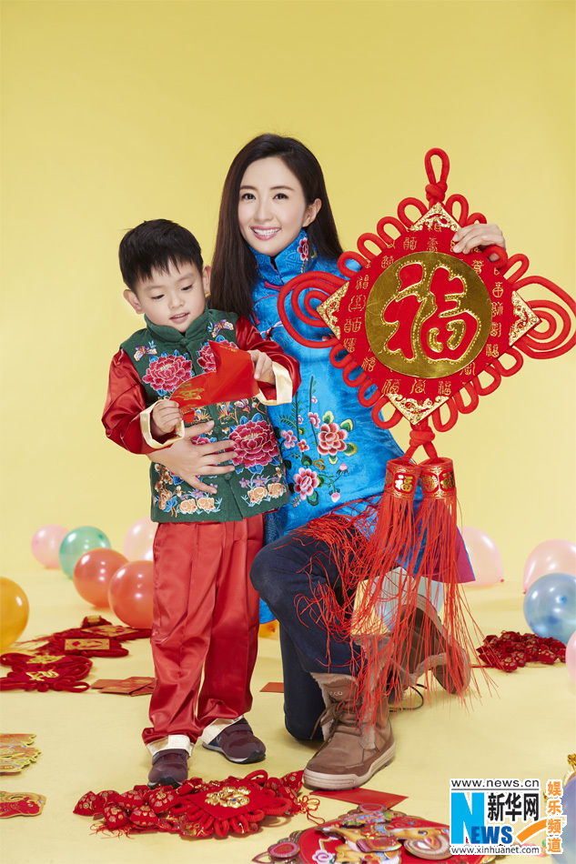 يانغ تونغ شو تلتقط صورا مع ابنها في مناسبة عيد الربيع