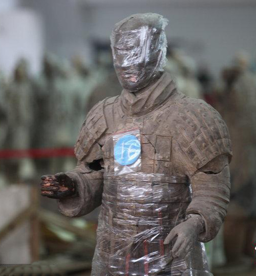 تماثيل الجنود والخيول الصلصالية ترتدي "أشرطة بلاستيكية" للحفاظ على الألوان