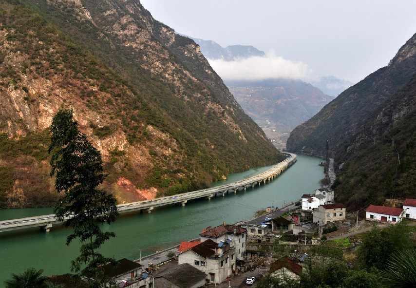 الصين تدشن أول طريق عام فوق المياه
