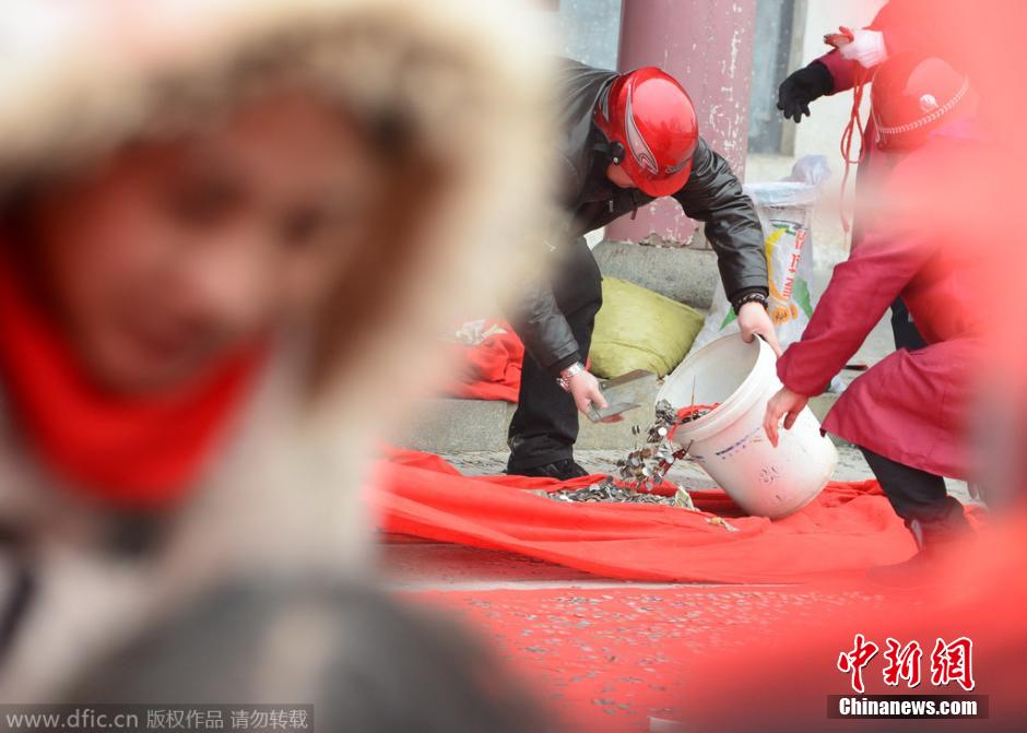 "أمطار من النقود" تتساقط في معبد إله الثروة بوسط الصين