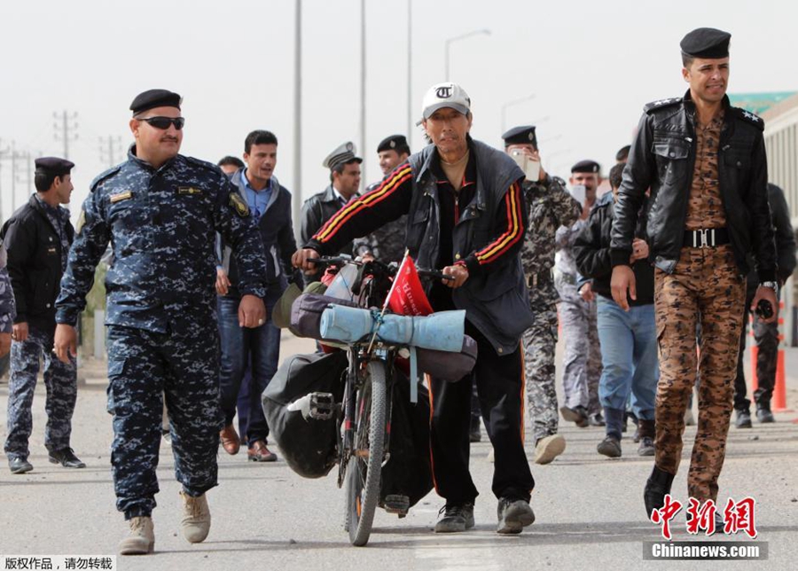 مسن صيني يطوف العالم يحظى بحماية خاصة في العراق