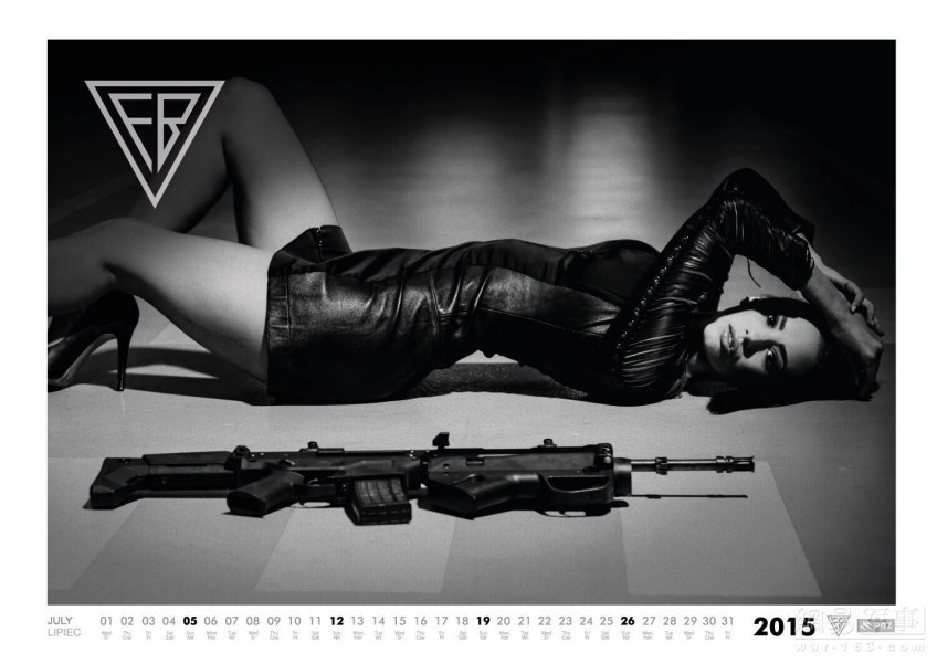 حسناوات يستعرضن "قدرات" الجيش البولندي