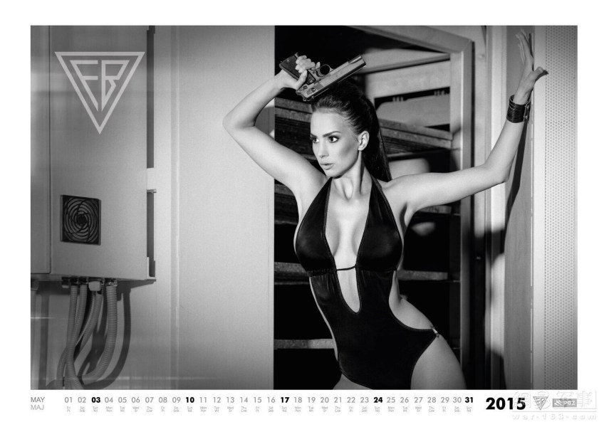 حسناوات يستعرضن "قدرات" الجيش البولندي