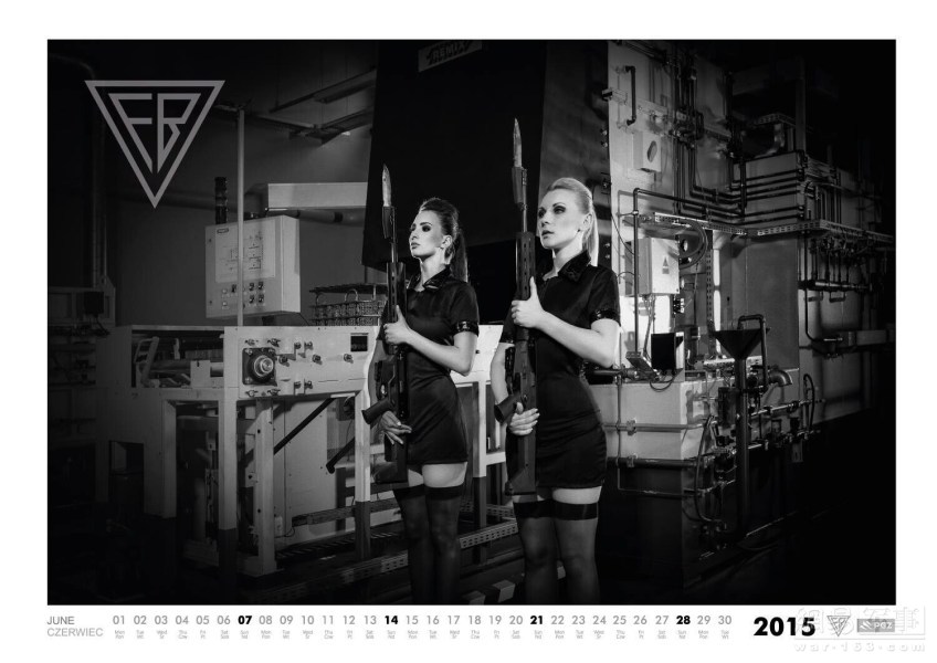 حسناوات يستعرضن "قدرات" الجيش البولندي