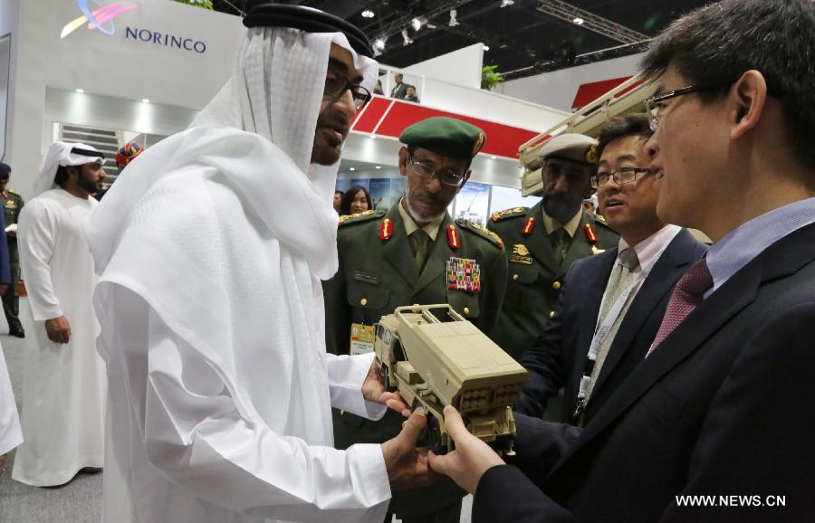ولي عهد أبوظبي يزور الجناح الصيني في معرض الدفاع الدولي " آيدكس"