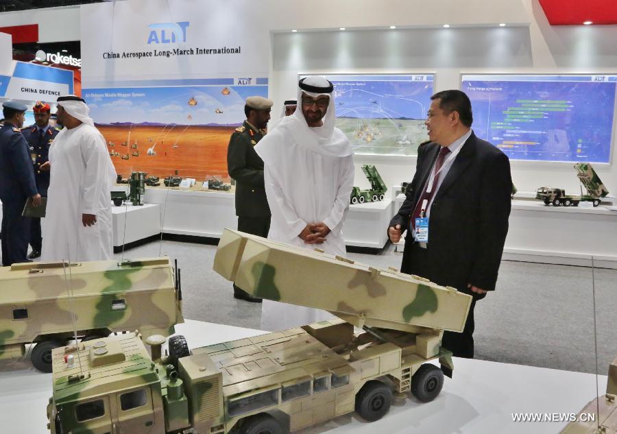 ولي عهد أبوظبي يزور الجناح الصيني في معرض الدفاع الدولي " آيدكس"