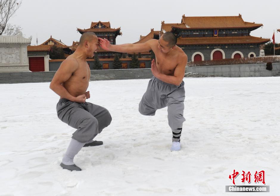 رهبان بوذيون صينيون يسحقون  الحجارة برؤوسهم في الشتاء القارس