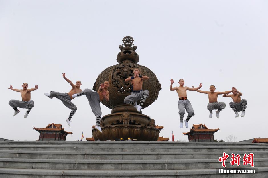 رهبان بوذيون صينيون يسحقون  الحجارة برؤوسهم في الشتاء القارس