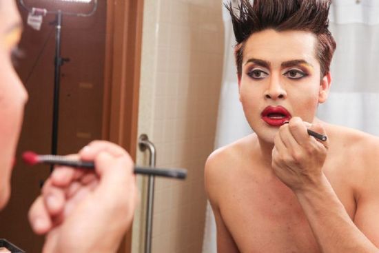 رجل ينفق 50 ألف جنيه استرليني على جراحات تجميل ليبدو مثل مادونا 