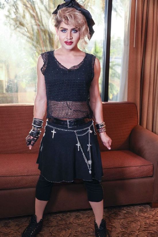 رجل ينفق 50 ألف جنيه استرليني على جراحات تجميل ليبدو مثل مادونا 