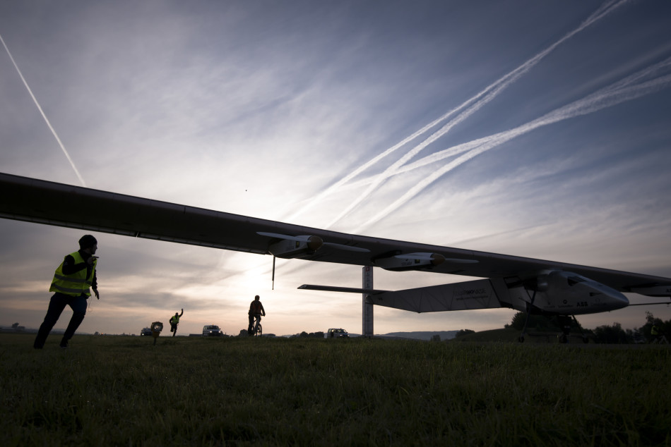 الطائرة الشمسية "سولار امبلس2" تحط في مسقط أولى محطات رحلتها التاريخية حول العالم