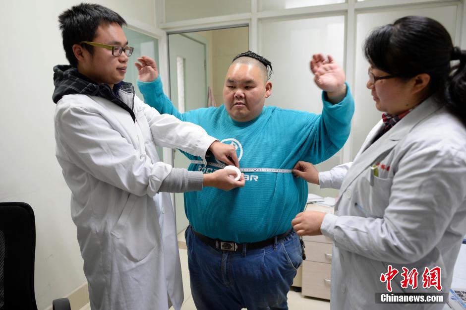ذهب ليانغ يونغ إلى المستشفى  لإجراء الفحص الطبي يوم 9 مارس الحالي.