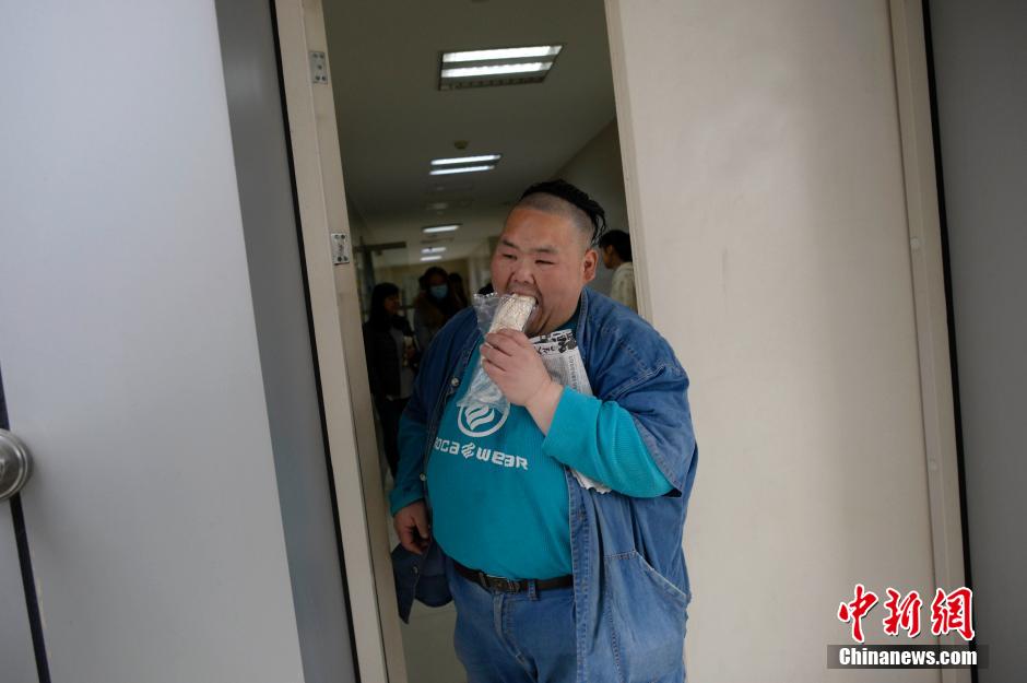 قصة بالصور:"أسمن رجل فى الصين" ينجح في تخفيف وزنه