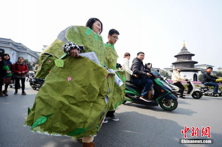 "أشجار خضراء" متنقلة للتوعية للدعوة إلى التشجير