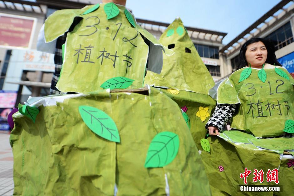 "أشجار خضراء" متنقلة للتوعية للدعوة إلى التشجير