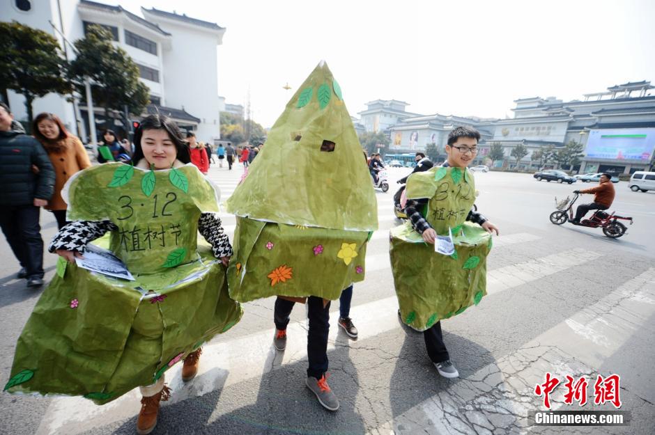 "أشجار خضراء" متنقلة للتوعية للدعوة إلى التشجير