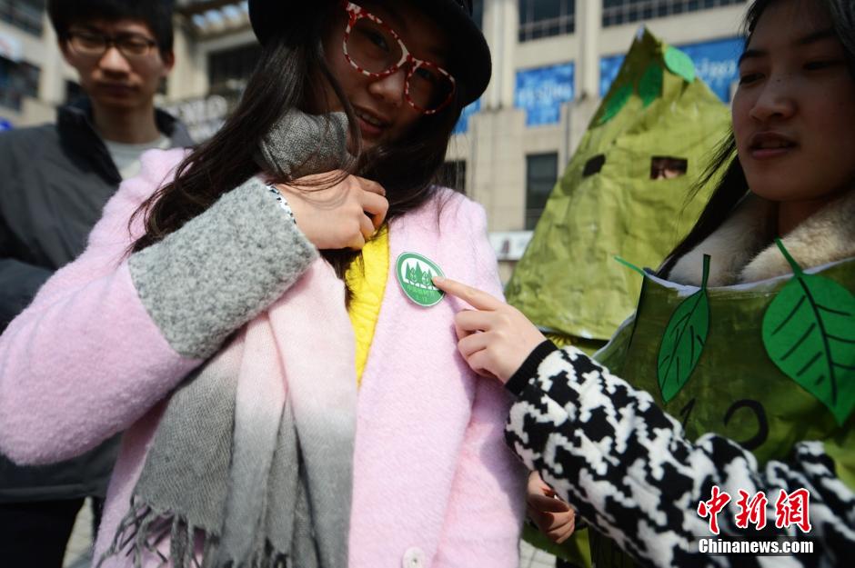 "أشجار خضراء" متنقلة للتوعية للدعوة إلى التشجير