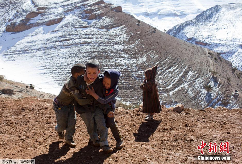 أطفال يلعبون في قرية Ait Sghir على جبال الأطلس العالية بالمغرب في 14 فبراير عام 2015 حسب التوقيت المحلي.