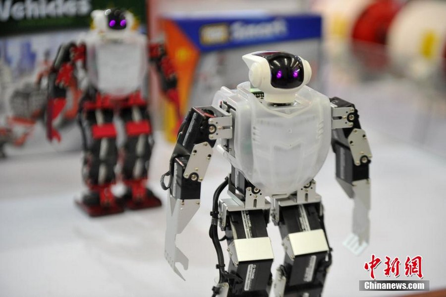 روبوت صيني الصنع يظهر الحلم الصيني في التكنولوجيا العالية