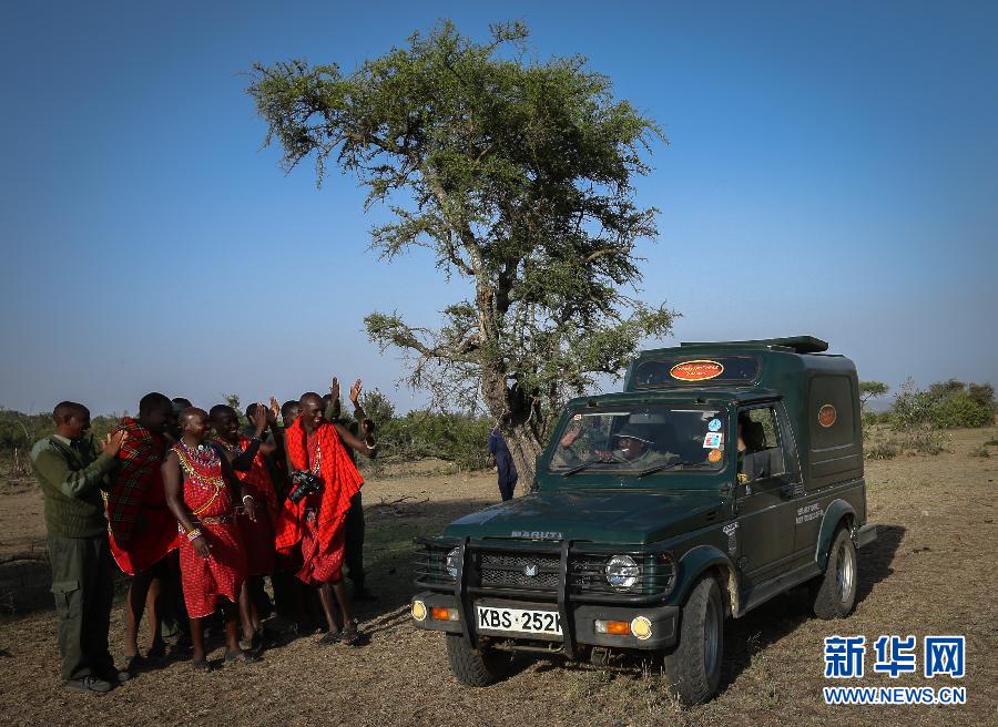 أهالي الماساي المحليون يهتفون حول السيارة الدورية في محمية أوكنيا بكينيا في 10 مارس الحالي. تم التبرع بالسيارة من قبل صندوق حماية الحيوانات البرية في مارا.