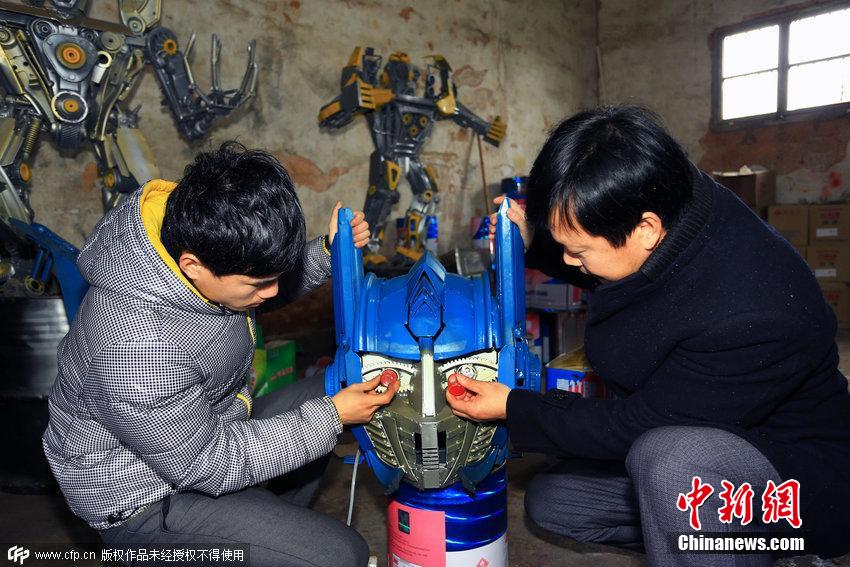 فلاح صيني وابنه يصنعان "المحولات" من السيارات التالفة ويغتنيان بسرعة