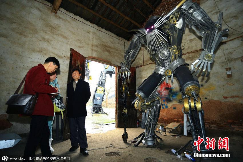 فلاح صيني وابنه يصنعان "المحولات" من السيارات التالفة ويغتنيان بسرعة