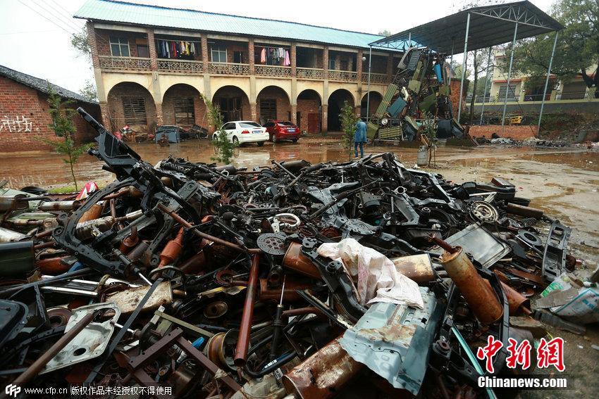 فلاح صيني وابنه يصنعان "المحولات" من السيارات التالفة ويغتنيان بسرعة