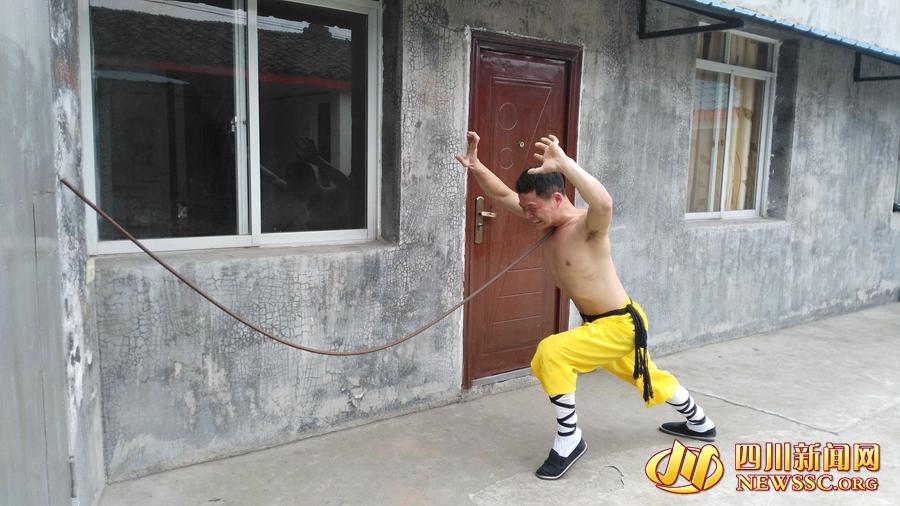 شاب صيني يتحدى المثقاب الكهربائي برأسه