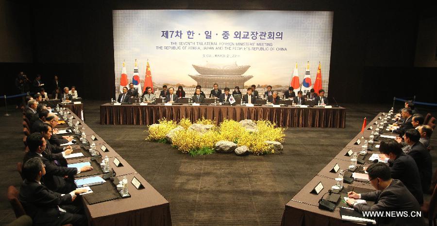 وزراء خارجية الصين وكوريا الجنوبية واليابان يتعهدون بتعزيز آلية التعاون