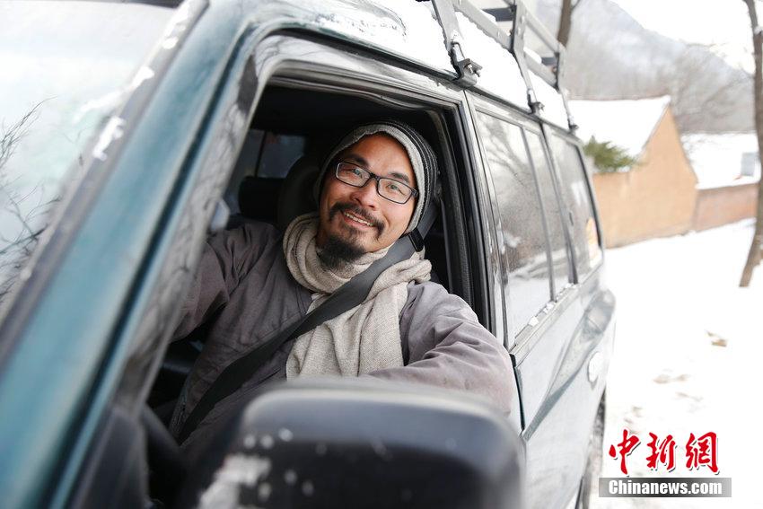 رجل تخلى عن الراتب السنوي البالغ ملايين يوان للعيش في عزلة في أعماق الجبال