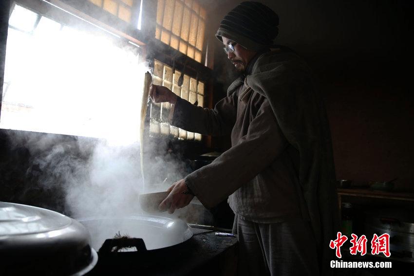 رجل تخلى عن الراتب السنوي البالغ ملايين يوان للعيش في عزلة في أعماق الجبال