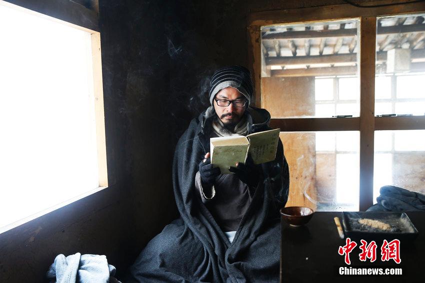 رجل تخلى عن الراتب السنوي البالغ ملايين يوان للعيش في عزلة في أعماق الجبال