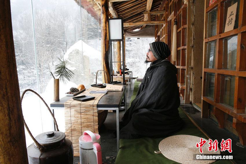 رجل تخلى عن الراتب السنوي البالغ ملايين يوان للعيش في عزلة في أعماق الجبال