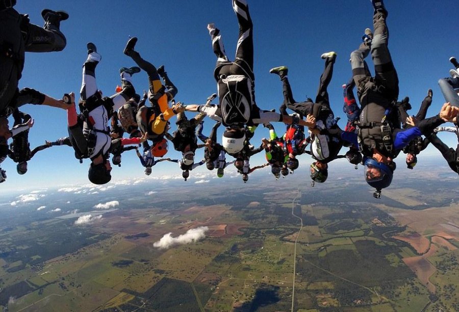 57 شخصا يقفزون بمظلات لاحياء ذكرى صديقهم