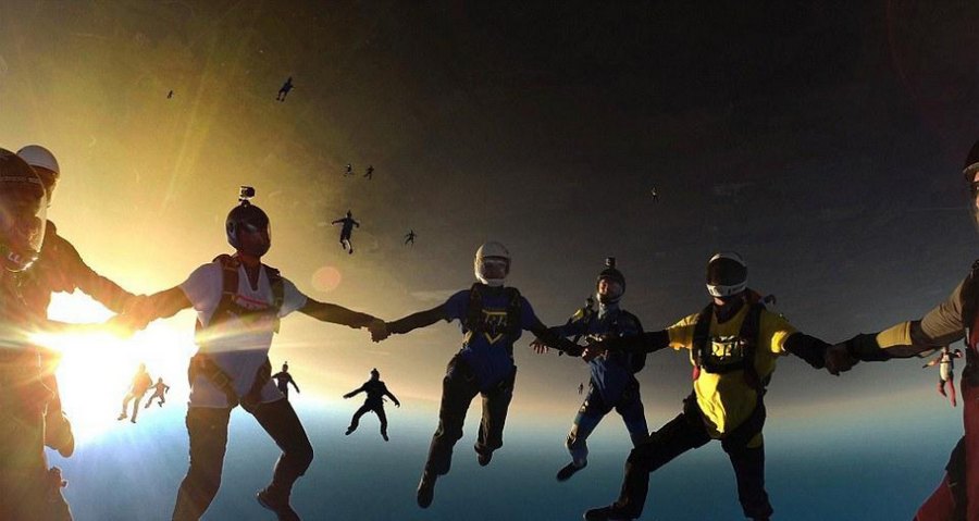 57 شخصا يقفزون بمظلات لاحياء ذكرى صديقهم