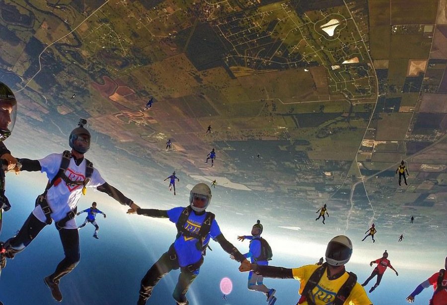 57 شخصا يقفزون بمظلات لاحياء ذكرى صديقهم