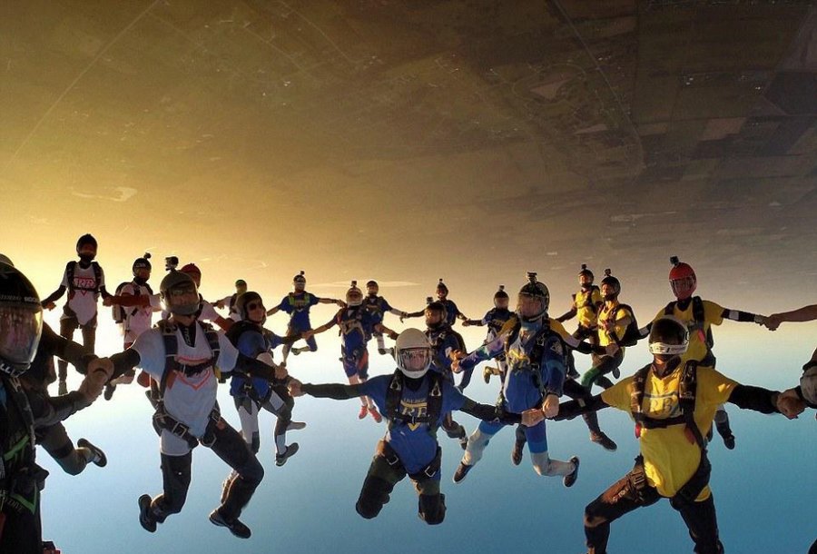 57 شخصا يقفزون بمظلات لاحياء ذكرى صديقهم