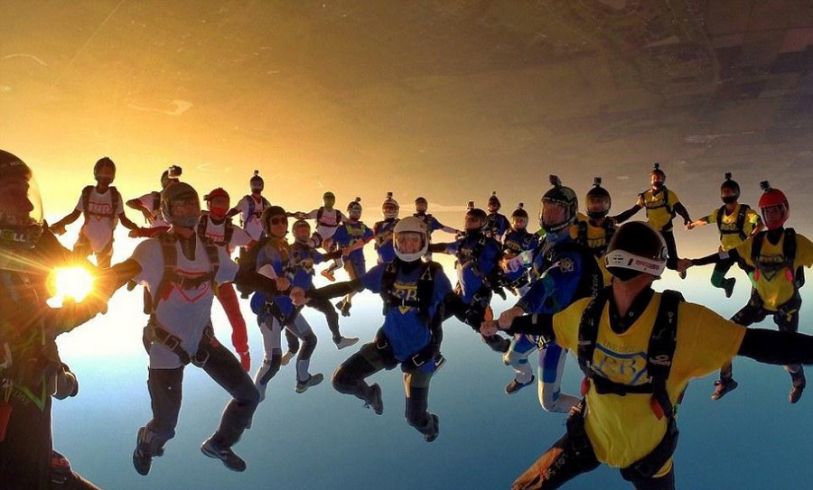 57 شخصا يقفزون بمظلات لاحياء ذكرى صديقهم