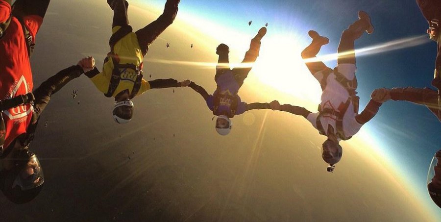 57 شخصا يقفزون بمظلات لاحياء ذكرى صديقهم