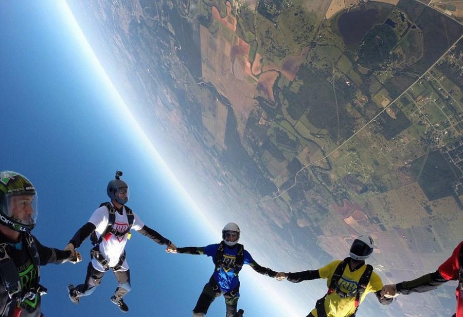 57 شخصا يقفزون بمظلات لاحياء ذكرى صديقهم