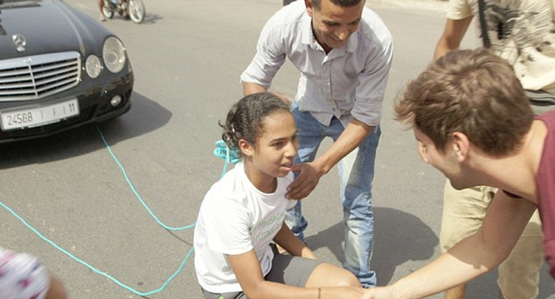 فتاة مغربية تسحب سيارة وزنها 1.5 طن بشعرها