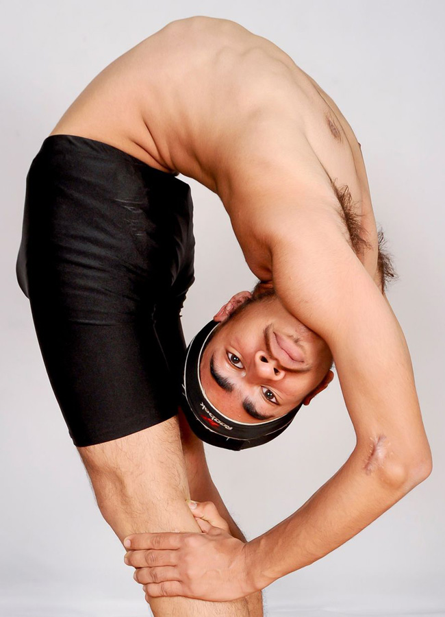 "شاب مطاطي" الأكثر مرونة فى الهند يحظى بمتابعة قياسية على الإنترنت